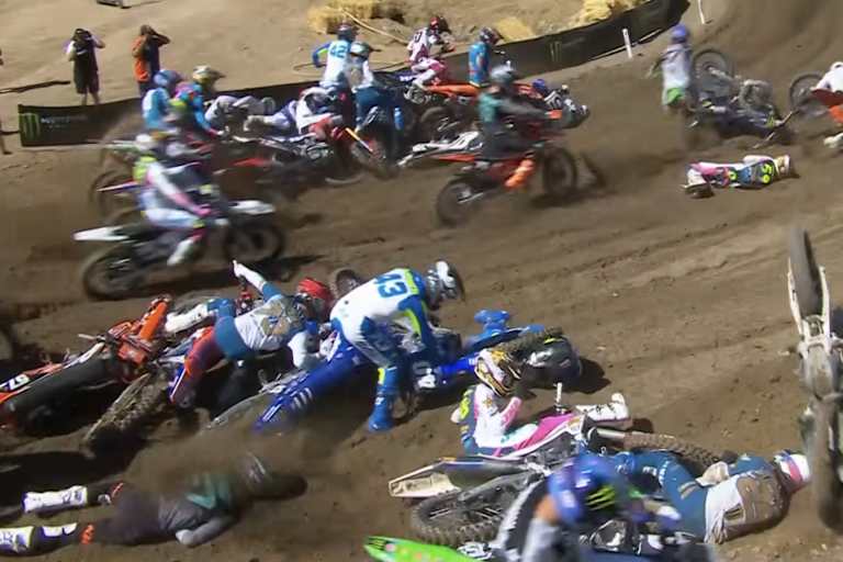 Nach dem Start zum zweiten Lauf kam es in Hangtown zu einem Massencrash