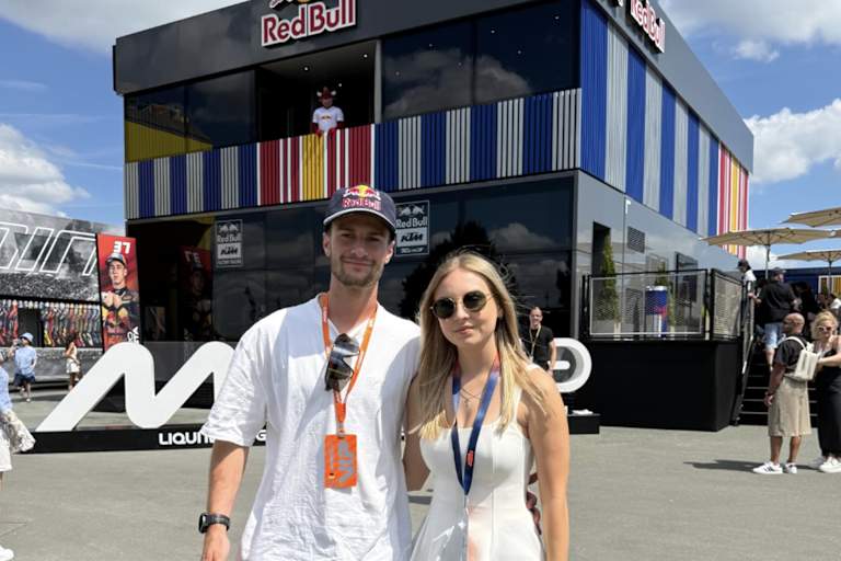 Simon Längenfelder besuchte mit seiner Freundin den Sachsenring