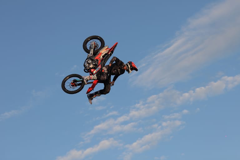 Petr Pilat springt diverse Backflip-Varianten