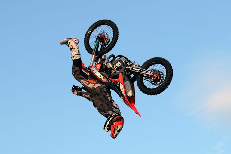 Petr Pilat springt den Backflip Cliffhanger