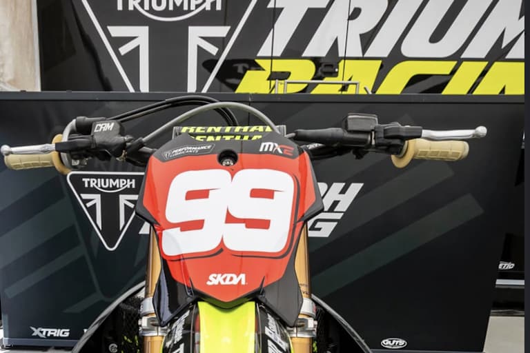 Guillem Farres startet in Loket mit dem Redplate des WM-Führenden