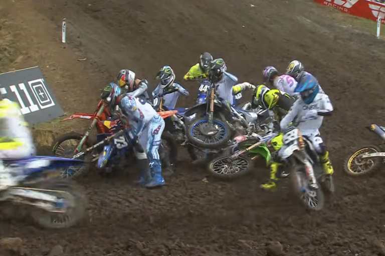 Der erste Lauf von Washougal begann mit einem Massencrash