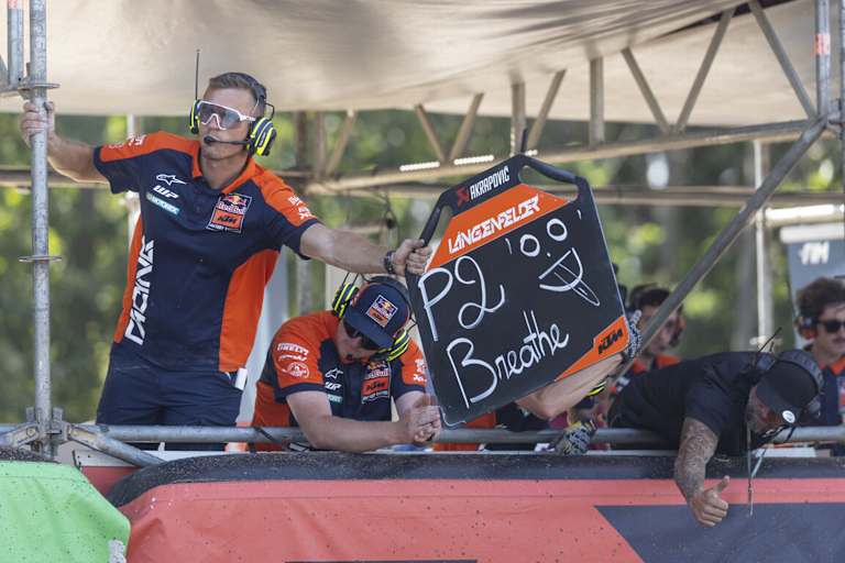 Anfeuerungen von der Boxen-Crew, rechts Marc de Reuver