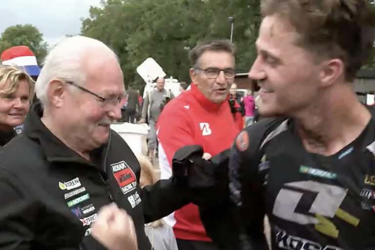 Herbert Kosak gratuliert Roan van de Moosdijk zur Titelverteidigung