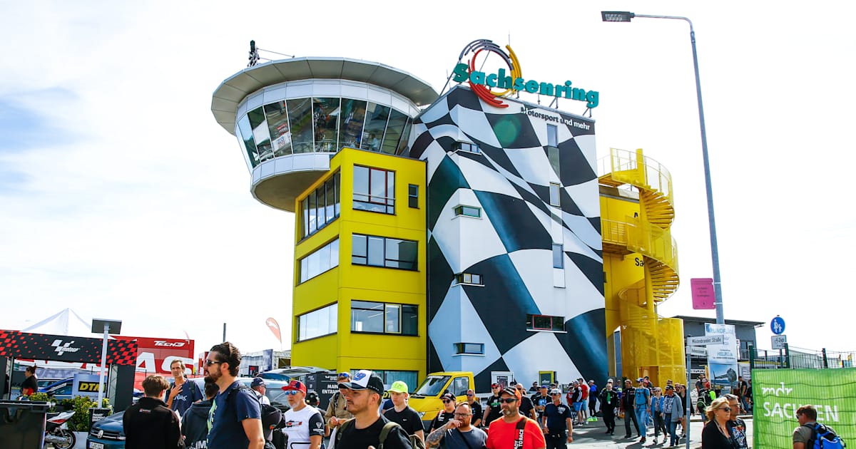 MotoGP-auf-dem-Sachsenring-Niemals-Stillstand-Catterfeld-singt-die-Hymne