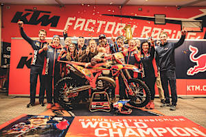 Manuel Lettenbichler mit seiner Familie und der KTM-Crew