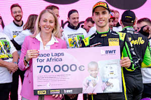 Anna Grubeck überreicht DTM-Champion Thomas Preining den symbolischen Check