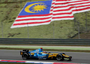 Fernando Alonso mit seinem Renault in Malaysia 2005