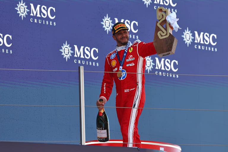 Lewis Hamilton feierte in Barcelona den langersehnten ersten GP-Sieg in Rot