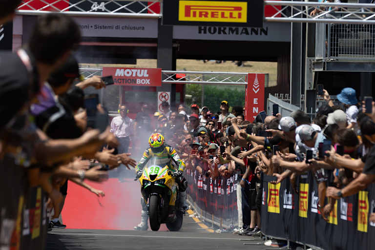 David Salvador feirte seinen Sieg in Misano