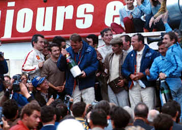 Le Mans 1967: Gleich legt Gurney mit Champagner los, Siffert (re) hat schon