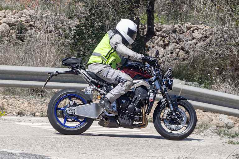Mit altem Motor, aber neuen Chassis-Teilen: Street Triple bei Testfahrten
