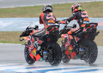 Pedro Acosta (li.) gratulierte Brad Binder zum vierten Platz