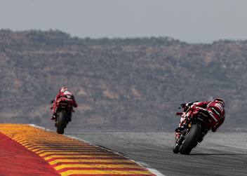 Die Stars der Superbike-WM testen in Aragon die Reifen von Michelin