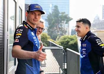 Max Verstappen mit Laurent Mekies und Isack Hadjar
