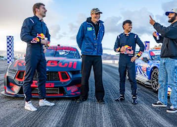 Max Verstappen (links) vor dem Ford Mustang Supercar