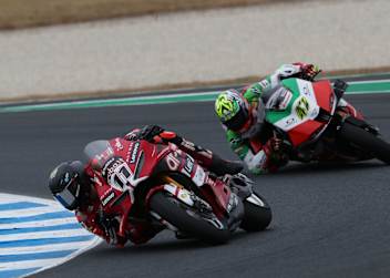 Nicolo Bulega vor Axel Bassani