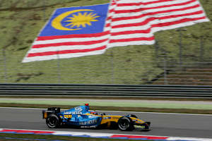 Fernando Alonso mit seinem Renault in Malaysia 2005