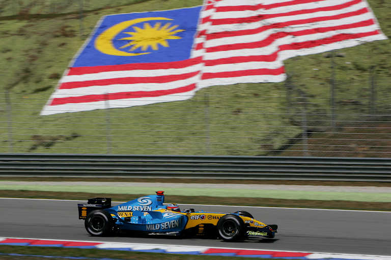 Fernando Alonso mit seinem Renault in Malaysia 2005