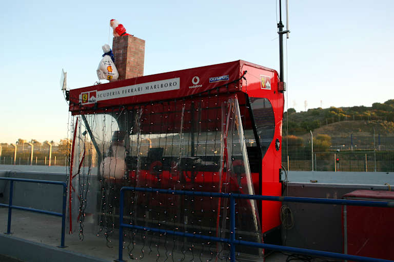 Der Weihnachtsmann zu Besuch bei Ferrari