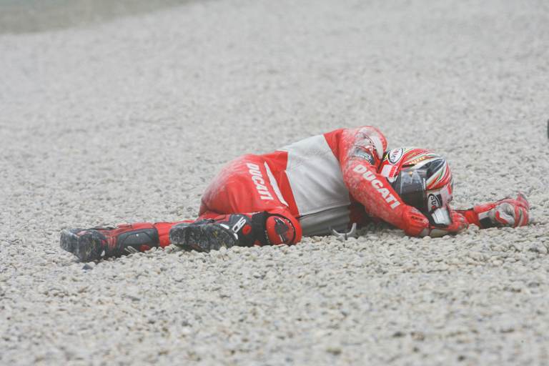 Loris Capirossi hatte Glück im Unglück, seine WM-Chancen waren jedoch dahin