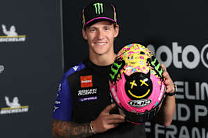 Fabio Quartararo mit dem Helm für seinen Heim-GP