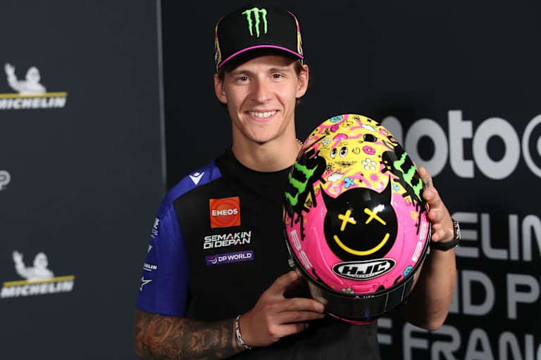 Fabio Quartararo mit dem Helm für seinen Heim-GP