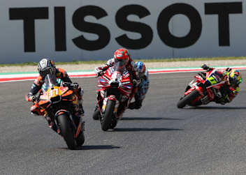 Pedro Acosta vor Pecco Bagnaia