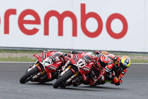 Nicolo Bulega (11) vor Iker Lecuona (7) und Yari Montella