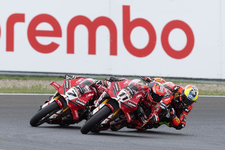 Nicolo Bulega (11) vor Iker Lecuona (7) und Yari Montella