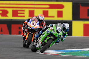 Garrett Gerloff im Duell mit Ducati-Privatier Alberto Surra