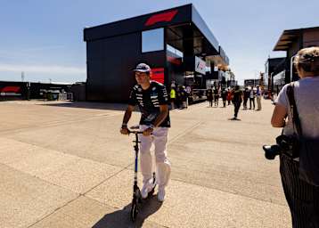Carlos Sainz saust auf einem Roller durchs Paddock in Silverstone
