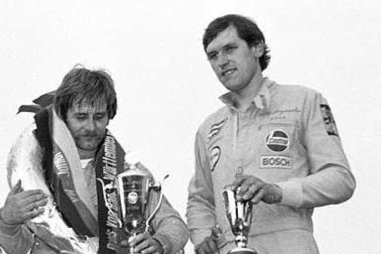 Glücklicher Sieger: Manfred Winkelhock mit Kranz, daneben Willi Bergmeister