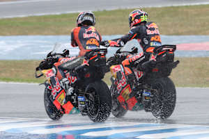 Pedro Acosta (li.) gratulierte Brad Binder zum vierten Platz