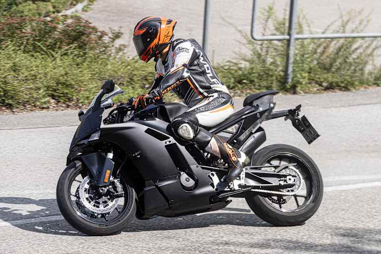 Vorbote: Ein früher Testträger der kommenden 790 RC R auf Erprobungsfahrt