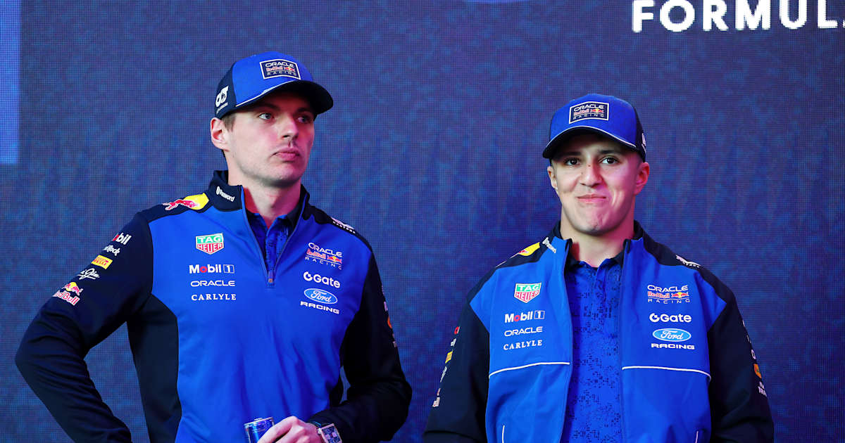 Max-Verstappen-und-Isack-Hadjar-Sitzprobe-im-RB22-absolviert