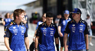 Der verletzte Isack Hadjar (M.) mit Liam Lawson (l.) und Max Verstappen