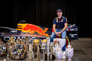 Max Verstappen Ende 2023 mit einem Teil seiner Siegerpokale
