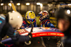 Max Verstappen (r.) und Jules Guonon beim 24h-Rennen