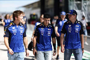 Der verletzte Isack Hadjar (M.) mit Liam Lawson (l.) und Max Verstappen