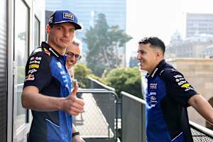 Max Verstappen mit Laurent Mekies und Isack Hadjar