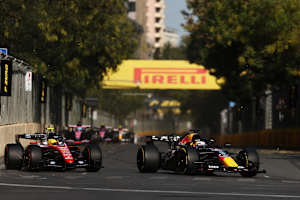 Max Verstappen vor Lewis Hamilton