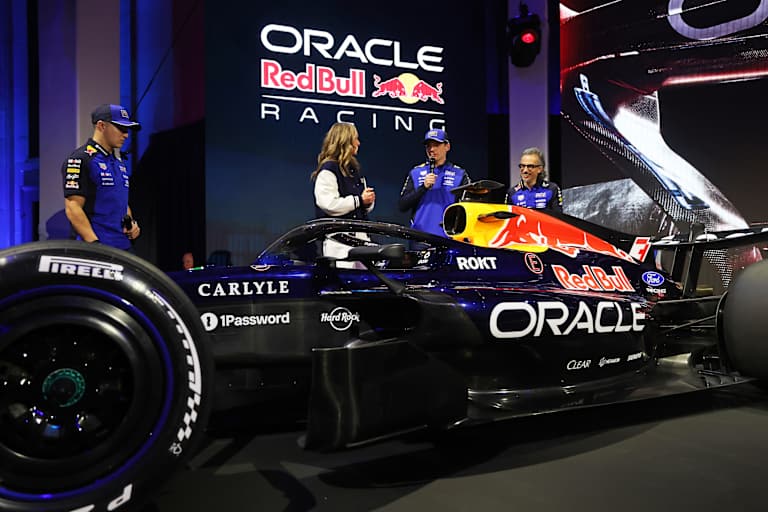 Max Verstappen freut sich über den neuen Red Bull Racing-Look