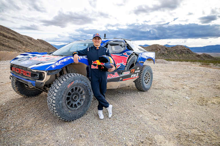 Formel-1-Fahrer Isack Hadjar mit dem Dakar-Ford Raptor T1+