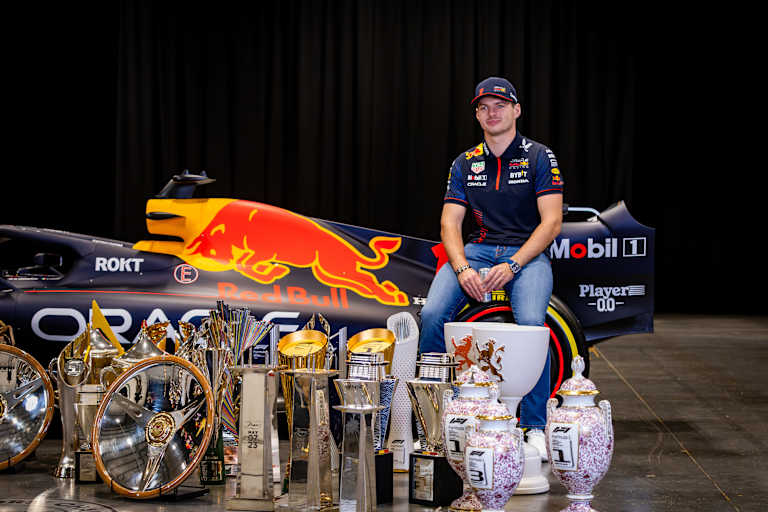 Max Verstappen Ende 2023 mit einem Teil seiner Siegerpokale
