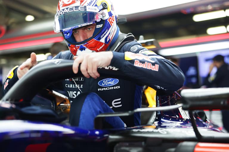 Max Verstappen steigt aus seinem störrischen Rennwagen