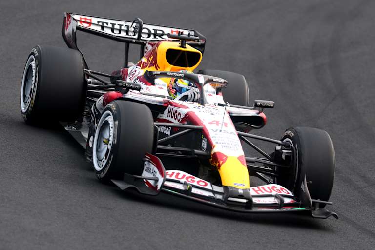 Arvid Lindblad im Rennwagen der Racing Bulls