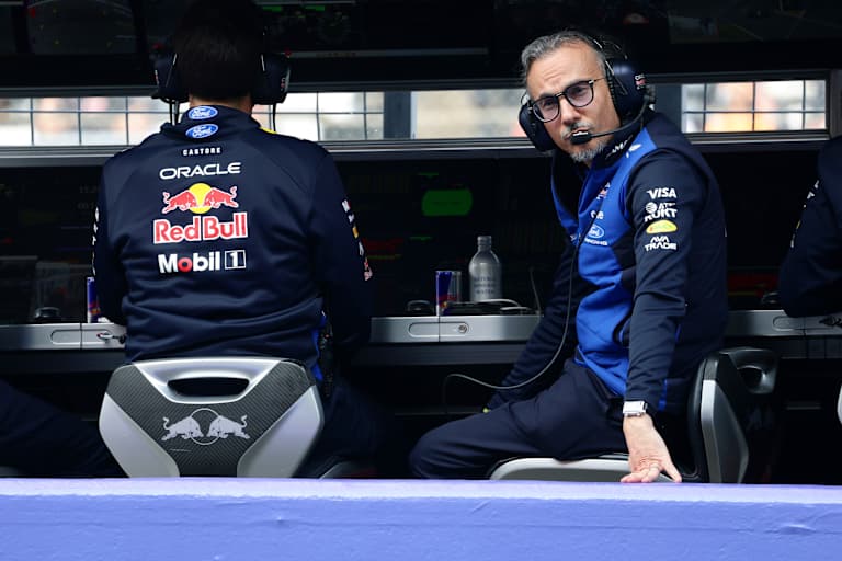 Red Bull Racing-Teamchef Laurent Mekies am Kommandostand