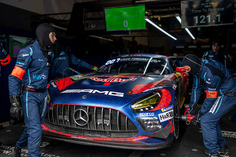 Der GT3-Renner von Verstappen und Co. verschwand für lange Zeit in der Box
