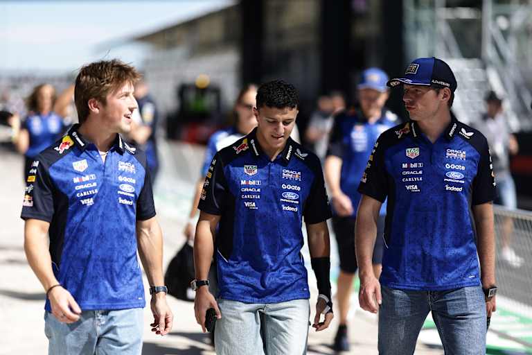 Der verletzte Isack Hadjar (M.) mit Liam Lawson (l.) und Max Verstappen